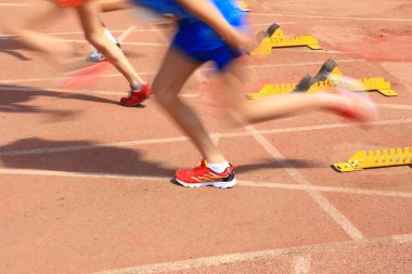 Spor karşılaşması, atlet koşusu başlıyor.