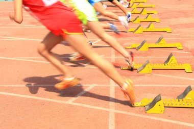 Spor karşılaşması, atlet koşusu başlıyor.