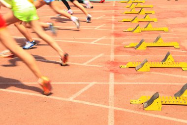 Spor karşılaşması, atlet koşusu başlıyor.