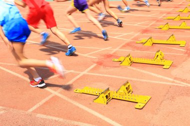 Spor karşılaşması, atlet koşusu başlıyor.