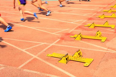 Spor karşılaşması, atlet koşusu başlıyor.