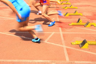Spor karşılaşması, atlet koşusu başlıyor.