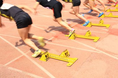 Spor karşılaşması, atlet koşusu başlıyor.