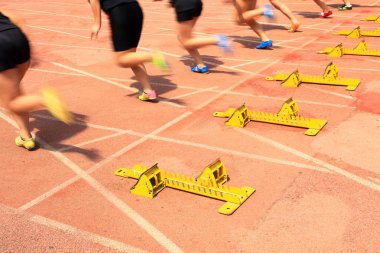 Spor karşılaşması, atlet koşusu başlıyor.