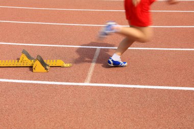 Spor karşılaşması, atlet koşusu başlıyor.