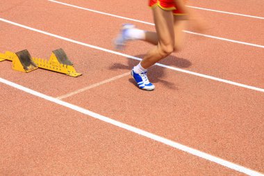 Spor karşılaşması, atlet koşusu başlıyor.