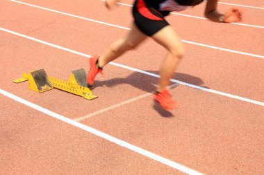 Spor karşılaşması, atlet koşusu başlıyor.