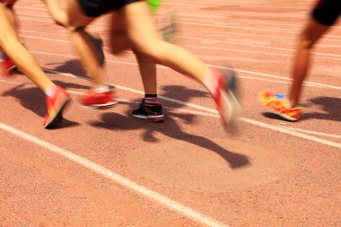 Pistin oyun alanında koşan sporcular