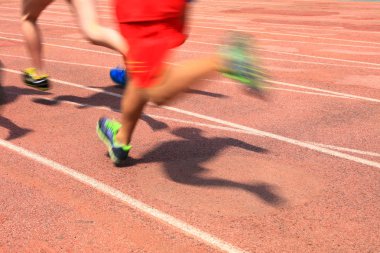 Pistin oyun alanında koşan sporcular