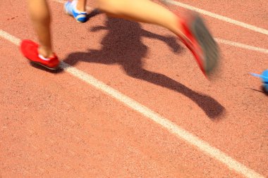 Pistin oyun alanında koşan sporcular