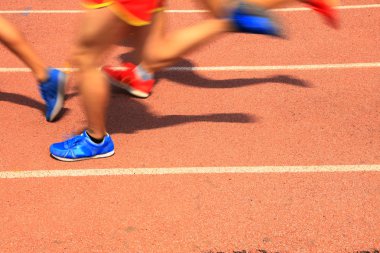 Pistin oyun alanında koşan sporcular