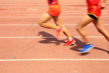 Pistin oyun alanında koşan sporcular
