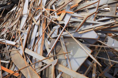 Paslanmış hurda metal parçaları. 