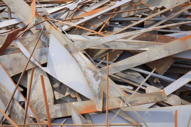 Paslanmış hurda metal parçaları. 