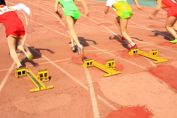 Spor karşılaşması, atlet koşusu başlıyor.