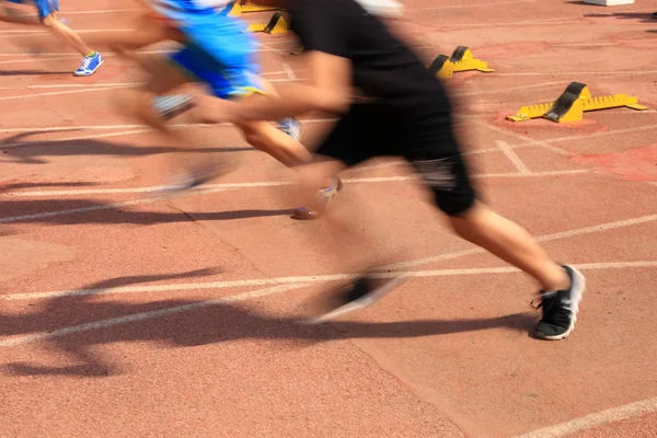 Encuentro deportivo, el atleta sprint start — Foto de Stock