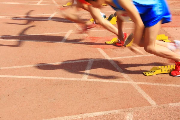 Sportmöte, börjar idrottaren sprint — Stockfoto