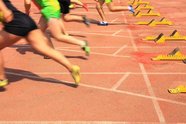 Incontro sportivo, l'atleta sprint start — Foto Stock