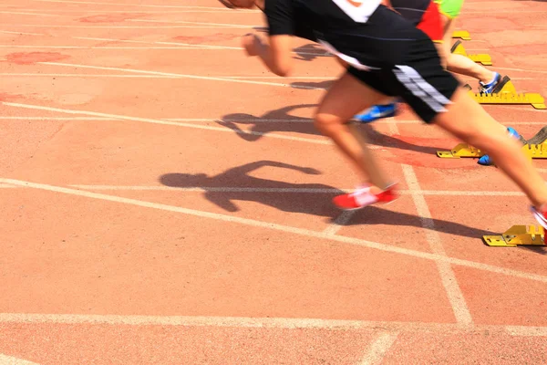 Sportmöte, börjar idrottaren sprint — Stockfoto