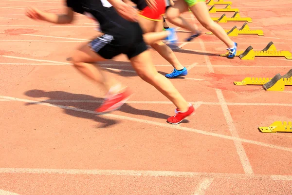 Sportmöte, börjar idrottaren sprint — Stockfoto