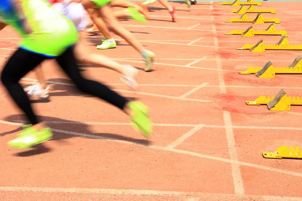 Encuentro deportivo, el atleta sprint start — Foto de Stock