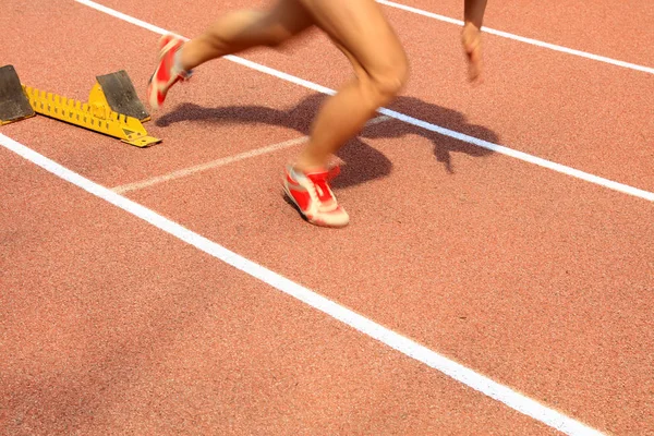 Incontro sportivo, l'atleta sprint start — Foto Stock