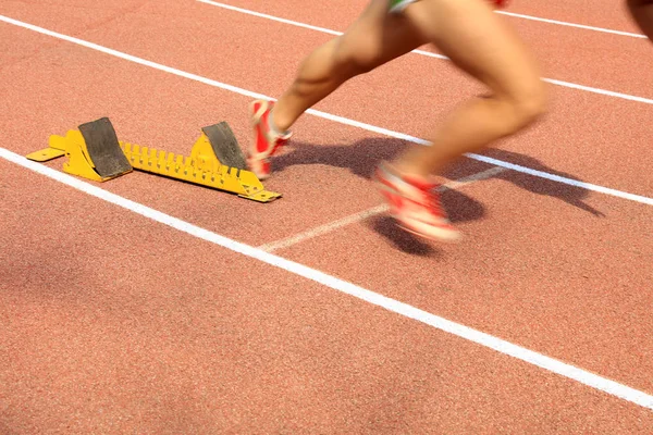 Encuentro deportivo, el atleta sprint start — Foto de Stock