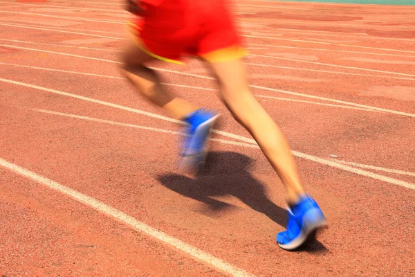 Atleti che corrono nel parco giochi della pista — Foto Stock