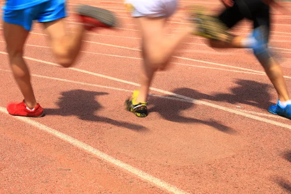 运动员们在跑道的操场上奔跑 — 图库照片