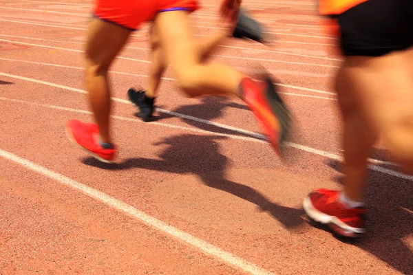 Atletas correndo no playground da pista — Fotografia de Stock