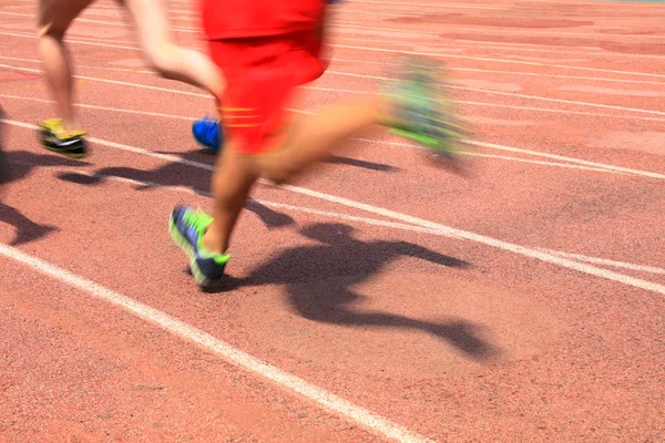 Sportovci běžící na hřišti ranveje — Stock fotografie