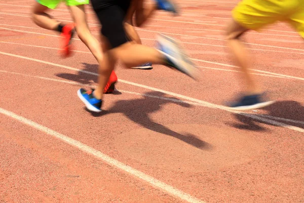 Atletas corriendo en el patio de recreo de la pista — Foto de Stock