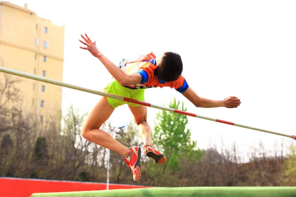 Ein männlicher Athlet ist im Hochsprung — Stockfoto