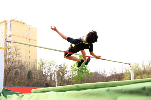 Спортсмен прыгает в высоту — стоковое фото