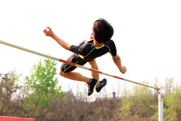 Un athlète masculin est sur le saut en hauteur — Photo