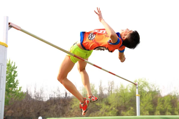 A male athlete is on the high jump — Stock Photo, Image