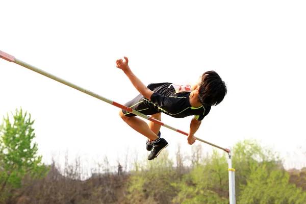 Un atleta masculino está en el salto alto — Foto de Stock