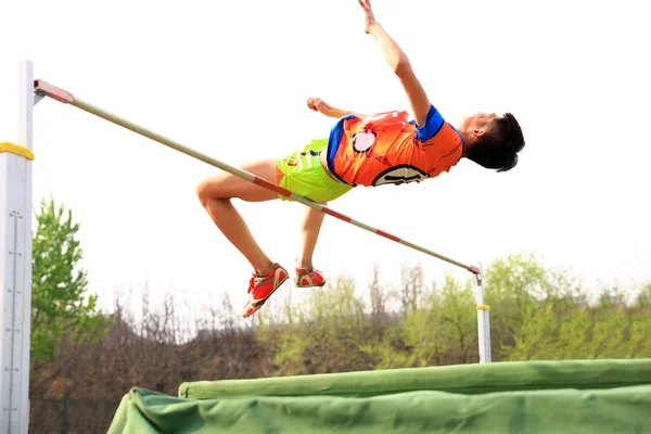 Un atleta maschio è sul salto in alto — Foto Stock