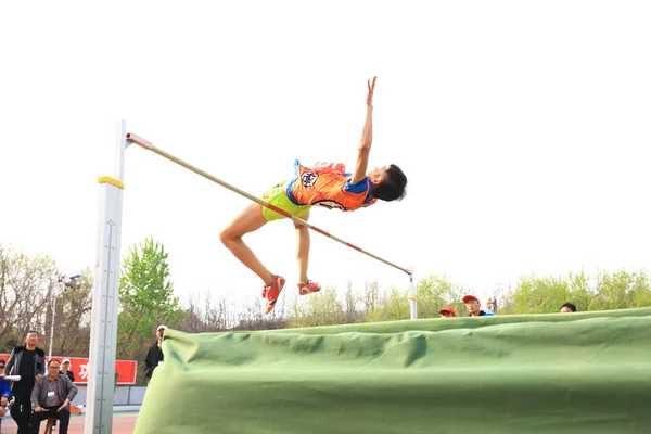 Un atleta masculino está en el salto alto —  Fotos de Stock