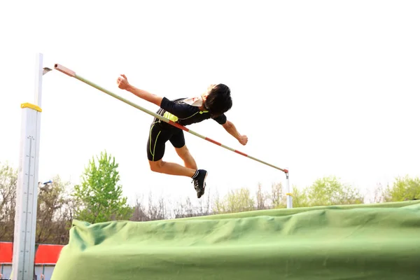 Un atleta masculino está en el salto alto —  Fotos de Stock