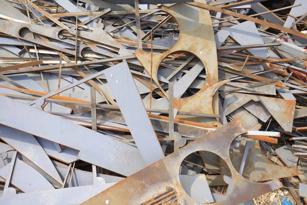 Rusted discarded pieces of metal — Stock Photo, Image