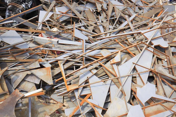 Rostade kasserade bitar av metall — Stockfoto