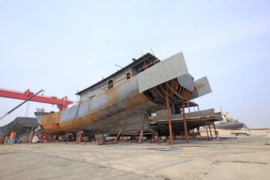 İşçiler gemi yapıyor. 