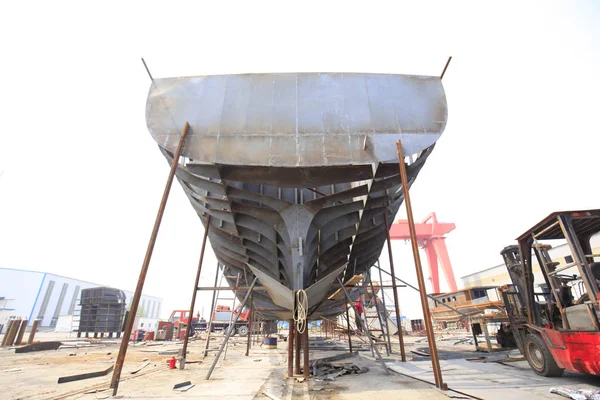 Workers build ships — Stock Photo, Image