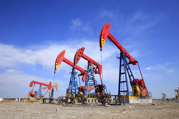 Petrol sahasında petrol boru hattı — Stok fotoğraf