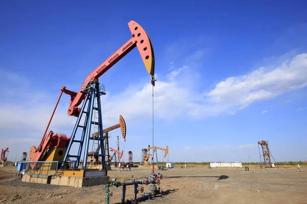 Ropné potrubí na ropném poli — Stock fotografie