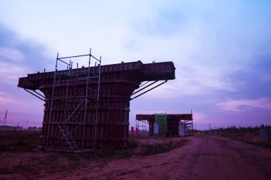 İnşaat alanında köprü iskelesi