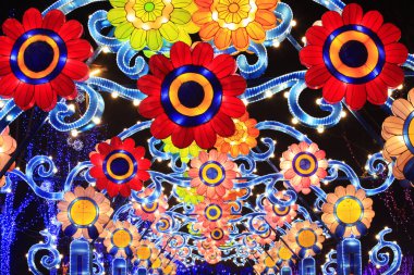 Akşamları Çin fenerleri, çiçeklerin şekli..