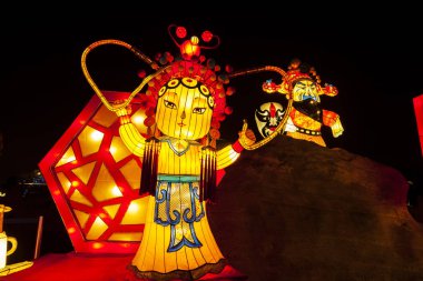 Akşam, petrol pompa çalışıyor