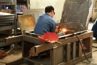 Kaynakçılar atölyede çalışır.